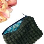 Hæklet pung i flaskegrøn Alpakkauld med foer af Libertystof