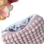 Hæklet pung i sart rosa Alpakkauld med foer af Libertystof