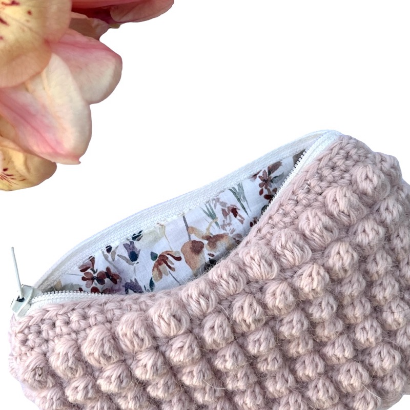 haekletpung5-1 Hæklet pung i sart rosa Alpakkauld med foer af Libertystof - Billede 1
